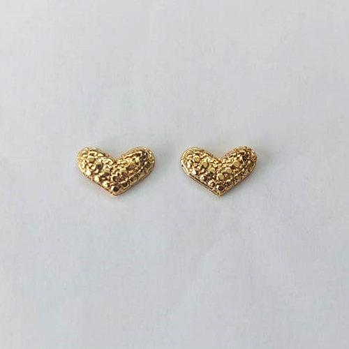 BRINCO FOLHEADO A OURO - BANHADO COM 5 MILÉSIMOS + VERNIZ DIAMOND - (CRIS) BRINCO DE PINO CORAÇÃO 7X12MM - OURO753