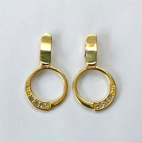 BRINCO FOLHEADO A OURO - BANHADO COM 5 MILÉSIMOS + VERNIZ DIAMOND - BRINCO DE PINO BASE RETANGULAR E PINGENTE REDONDO VAZADO COM ZIRCÔNIAS 17MM - OURO759