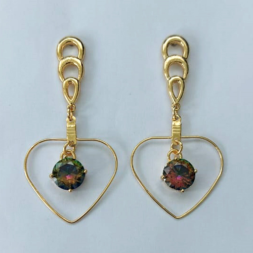 BRINCO FOLHEADO A OURO - BANHADO COM 5 MILÉSIMOS + VERNIZ DIAMOND - BRINCO DE PINO BASE DETALHES VAZADOS E PINGENTE CORAÇÃO COM PEDRA EM ZIRCÔNIA 59MM - OURO760