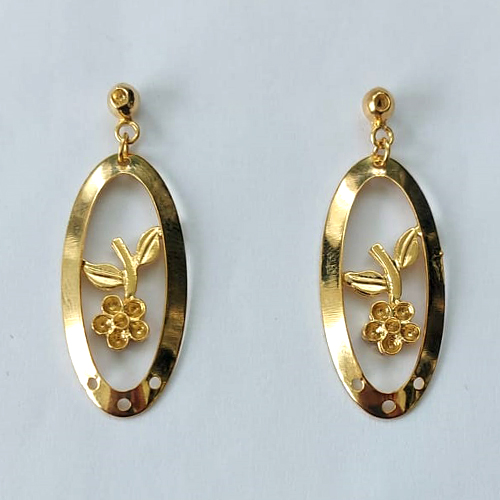 BRINCO FOLHEADO A OURO - BANHADO COM 5 MILÉSIMOS + VERNIZ DIAMOND - BRINCO DE PINO BASE BOLINHA E PINGENTE OVAL COM FLOR 35MM - OURO762