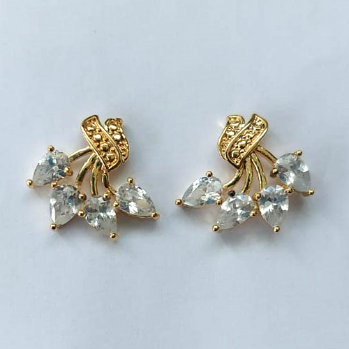 BRINCO FOLHEADO A OURO - BANHADO COM 5 MILÉSIMOS + VERNIZ DIAMOND - BRINCO DE PINO FLOR COM ZIRCÔNIAS 17MM - OURO764