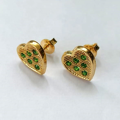 BRINCO FOLHEADO A OURO - BANHADO COM 5 MILÉSIMOS + VERNIZ DIAMOND - BRINCO DE PINO CORAÇÃO COM ZIRCÔNIAS VERDES 11MM - OURO766