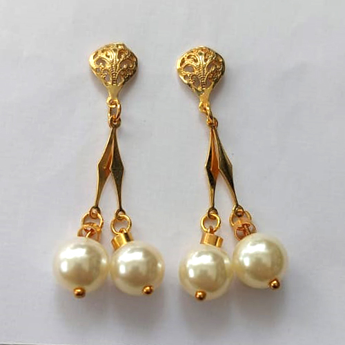 BRINCO FOLHEADO A OURO - BANHADO COM 5 MILÉSIMOS + VERNIZ DIAMOND - BRINCO DE PINO COM PÉROLAS 10MM - OURO768