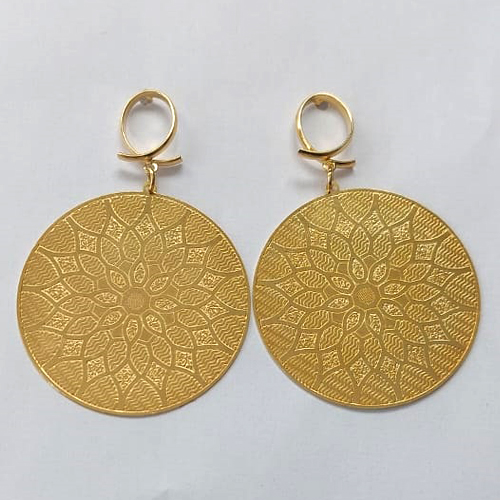 BRINCO FOLHEADO A OURO - BANHADO COM 5 MILÉSIMOS + VERNIZ DIAMOND - BRINCO DE PINO BASE VAZADA COM PINGENTE REDONDO COM FLOR 40MM - OURO770