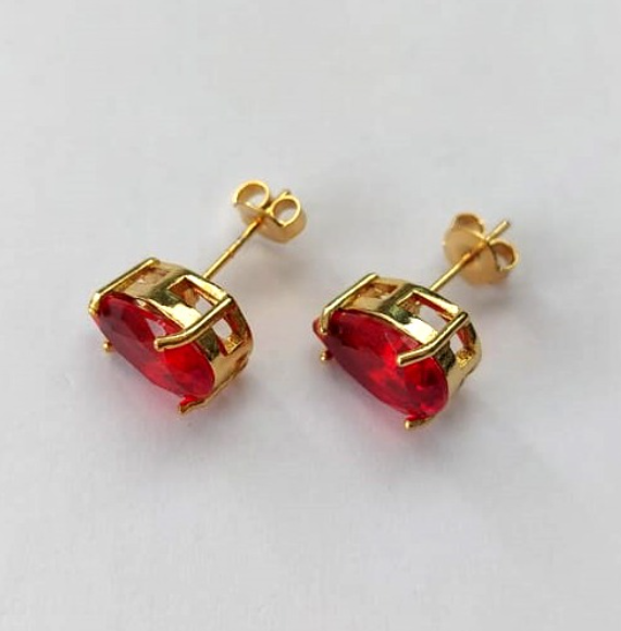 BRINCO FOLHEADO A OURO COM VERNIZ DIAMOND COM BASE EM ALTA FUSÃO E PEDRA DE ZIRCONIA DE 8X10MM - OURO781