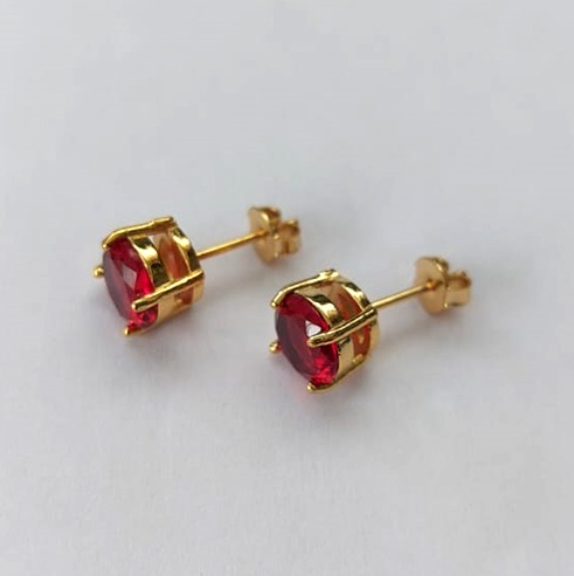 BRINCO FOLHEADO A OURO COM VERNIZ DIAMOND COM BASE EM ALTA FUSÃO E PEDRA DE ZIRCONIA DE 8MM - OURO784