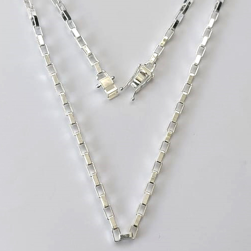 CORRENTE FOLHEADA A PRATA COM 50 MILÉSIMOS + VERNIZ DIAMOND - CORRENTE QUADRADINHA 3MM - TAMANHO: 70CM E FECHO GAVETA COM TRAVA - PRA712