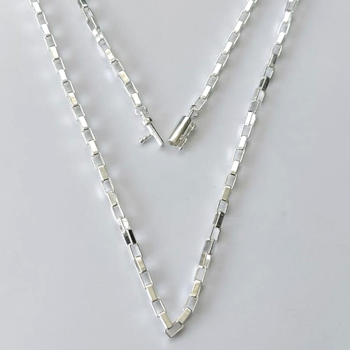 CORRENTE FOLHEADA A PRATA COM 50 MILÉSIMOS + VERNIZ DIAMOND - CORRENTE QUADRADINHA 3MM - TAMANHO: 60CM E FECHO CANHÃO - PRA714