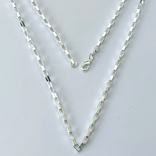 CORRENTE FOLHEADA A PRATA COM 50 MILÉSIMOS + VERNIZ DIAMOND - CORRENTE QUADRADINHA 3MM - TAMANHO: 70CM E FECHO LAGOSTA - PRA718