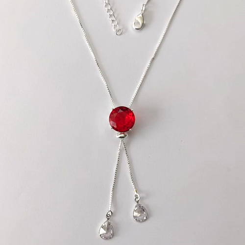 GARGANTILHA FOLHEADA A PRATA COM 50 MILÉSIMOS + VERNIZ DIAMOND CORRENTE VENEZIANA GRAVATINHA 450CM COM PINGENTE EM ZIRCÔNIAS GOTAS E PEDRA EM ZIRCÔNIA VERMELHA 12MM - PRA726