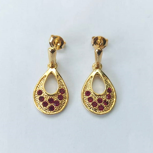 BRINCO FOLHEADO A OURO COM VERNIZ DIAMOND - BRINCO DE PINO E PINGENTE GOTA COM ZIRCÔNIAS ROSAS 16MM - OURO789