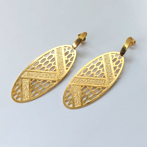 BRINCO FOLHEADO A OURO COM VERNIZ DIAMOND - BRINCO DE PINO PINGENTE OVAL DETALHES VAZADOS 49MM - OURO791