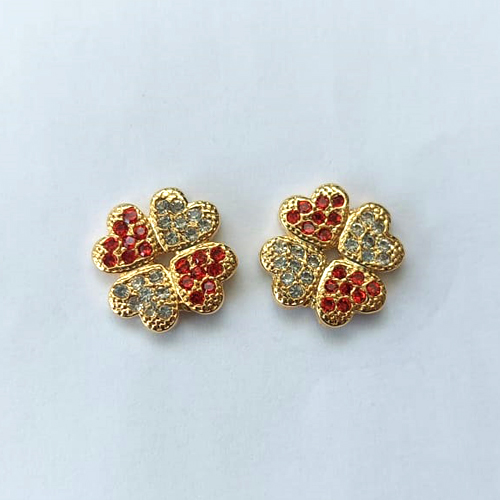 BRINCO FOLHEADO A OURO COM VERNIZ DIAMOND - BRINCO DE PINO TREVO 4 FOLHAS CRAVEJADO EM MICROS ZIRCÔNIAS CRISTAIS E VERMELHAS 14MM - OURO792