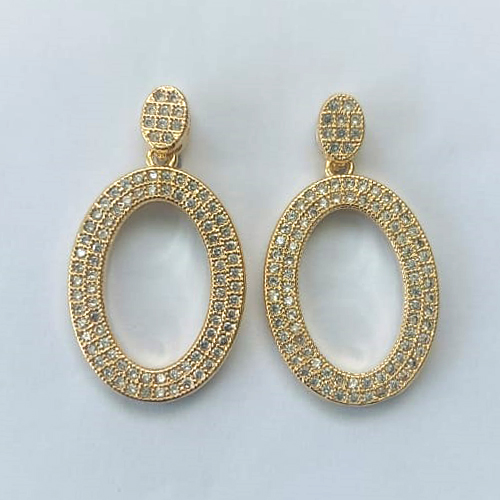 BRINCO FOLHEADO A OURO COM VERNIZ DIAMOND - BRINCO DE PINO OVAL VAZADO CRAVEJADO EM MICROS ZIRCÔNIAS 25MM - OURO793