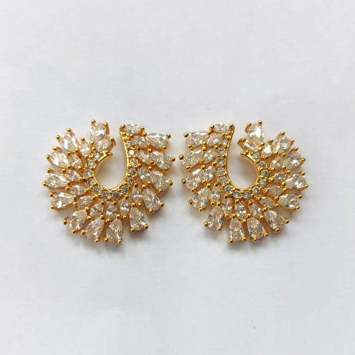 BRINCO FOLHEADO A OURO COM VERNIZ DIAMOND - BRINCO DE PINO CRAVEJADO EM ZIRCÔNIAS 27MM - OURO794