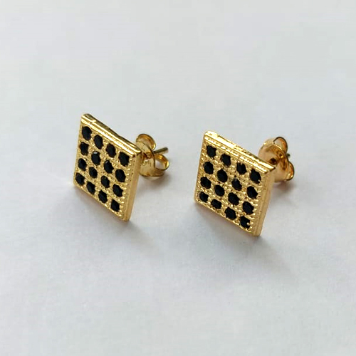 BRINCO FOLHEADO A OURO COM VERNIZ DIAMOND - BRINCO DE PINO QUADRADO CRAVEJADO EM MICROS ZIRCÔNIAS NEGRAS 10MM - OURO798