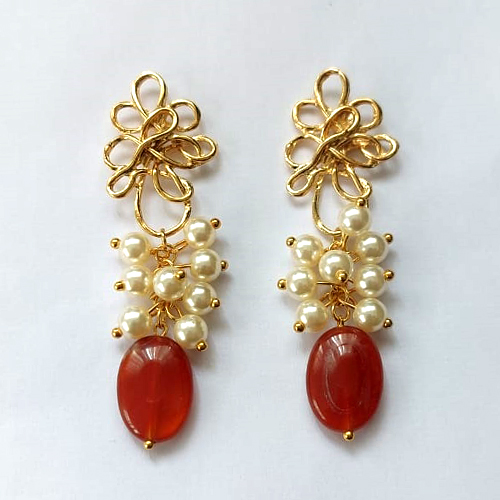 BRINCO FOLHEADO A OURO COM VERNIZ DIAMOND - BRINCO DE PINO BASE FLOR VAZADA E PINGENTE E PÉROLAS E PEDRA NATURAL 64MM - OURO801