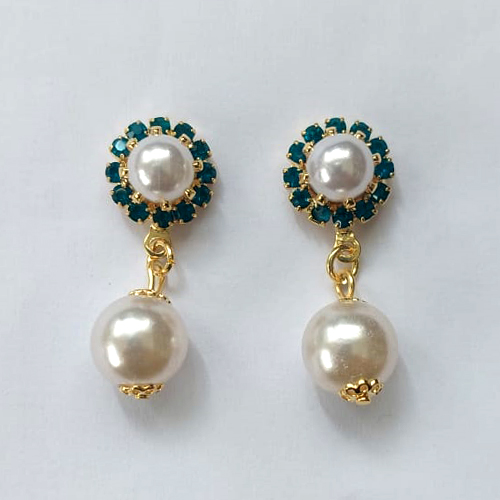 BRINCO FOLHEADO A OURO COM VERNIZ DIAMOND - BRINCO DE PINO BASE REDONDA CRAVEJADA EM ZIRCÔNIAS AZUIS E PÉROLA E PINGENTE EM PÉROLA - OURO802