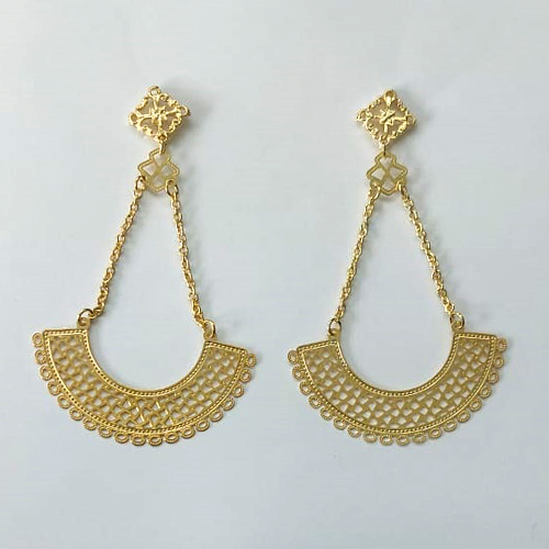 BRINCO FOLHEADO A OURO COM VERNIZ DIAMOND - BRINCO DE PINO BASE VAZADA E PINGENTE COM CORRENTE E DETALHES VAZADOS 75MM - OURO807