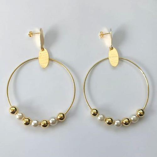 BRINCO FOLHEADO A OURO COM VERNIZ DIAMOND - BRINCO DE PINO BASE OVAL E PINGENTE REDONDO COM ESFERAS E PÉROLAS 58MM - OURO808