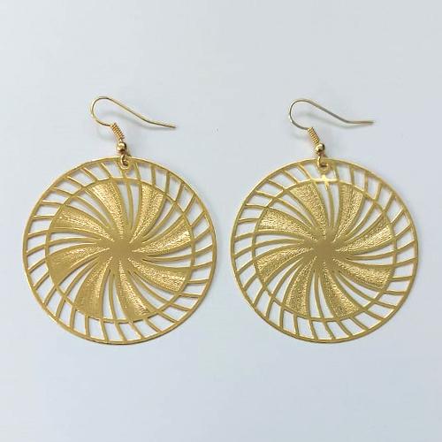 BRINCO FOLHEADO A OURO COM VERNIZ DIAMOND - BRINCO DE ANZOL REDONDO DETALHES VAZADOS 45MM - OURO810