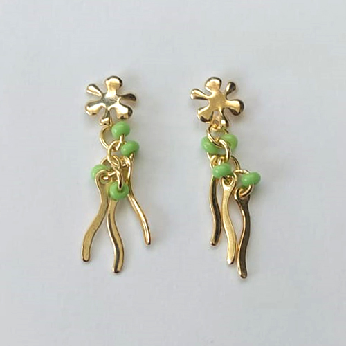 BRINCO FOLHEADO A OURO COM VERNIZ DIAMOND - BRINCO DE PINO FLOR MIÇANGAS VERDES 26MM - OURO813