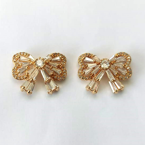 BRINCO FOLHEADO A OURO COM VERNIZ DIAMOND - BRINCO DE PINO LAÇO TODO EM ZIRCÔNIAS 16X21MM - OURO814