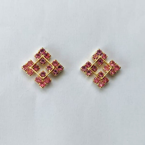 BRINCO FOLHEADO A OURO COM VERNIZ DIAMOND - BRINCO DE PINO GEOMÉTRICO COM ZIRCÔNIAS ROSAS 14MM - OURO815