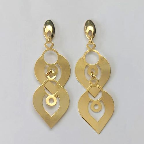 BRINCO FOLHEADO A OURO COM VERNIZ DIAMOND - BRINCO DE PINO BASE OVAL E FOLHAS VAZADAS 60MM - OURO816