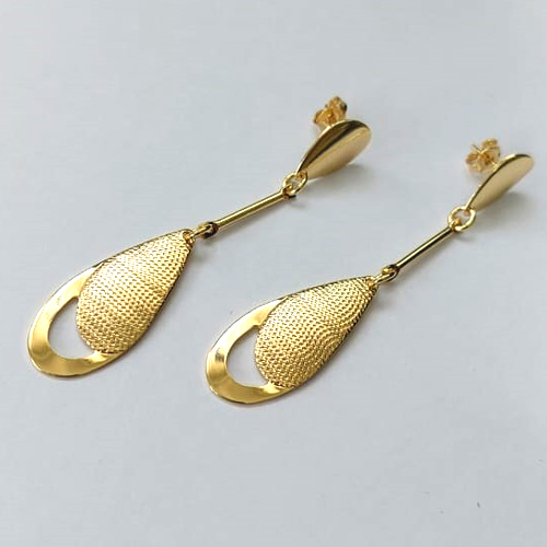 BRINCO FOLHEADO A OURO COM VERNIZ DIAMOND - BRINCO DE PINO BASE GOTA E PENDENTE COM GOTA VAZADA 65MM - OURO819