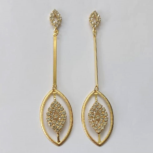 BRINCO FOLHEADO A OURO COM VERNIZ DIAMOND - BRINCO DE PINO BASE VAZADA COM ZIRCÔNIAS E PENDENTE COM FOLHA VAZADA COM ZIRCÔNIAS 84MM - OURO820