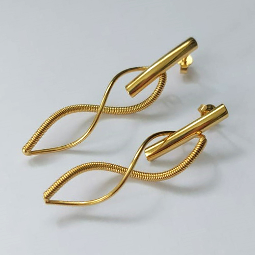 BRINCO FOLHEADO A OURO COM VERNIZ DIAMOND - BRINCO DE PINO BASE COMPRIDA E PINGENTE ENTRELAÇADO 46MM - OURO822