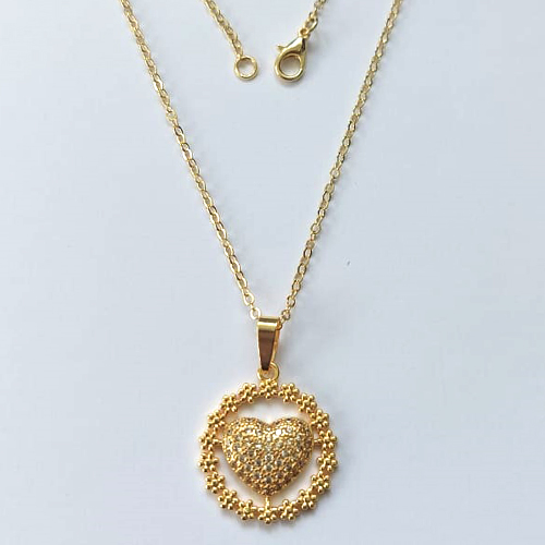 GARGANTILHA FOLHEADA A OURO 5 MILÉSIMOS + VERNIZ DIAMOND - CORRENTE CADEADO 45CM E PINGENTE REDONDO COM CORAÇÃO CRAVEJADO EM ZIRCÔNIAS 21MM - OURO826