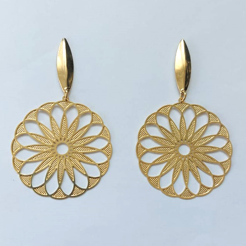 BRINCO FOLHEADO A OURO COM VERNIZ DIAMOND - BRINCO DE PINO BASE COMPRIDA E PINGENTE REDONDO VAZADO 40MM - OURO840