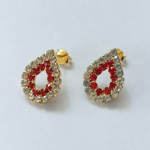 BRINCO FOLHEADO A OURO COM VERNIZ DIAMOND - BRINCO DE PINO GOTA VAZADA CRAVEJADA EM MICROS ZIRCÔNIAS CRISTAIS E VERMELHAS 16MM - OURO843