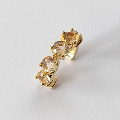 BRINCO FOLHEADO A OURO - BANHADO COM 5 MILÉSIMOS + VERNIZ DIAMOND - EAR CUFF COM ZIRCÔNIAS BEGE 4X16MM (VENDIDO POR UNIDADE) - OURO849