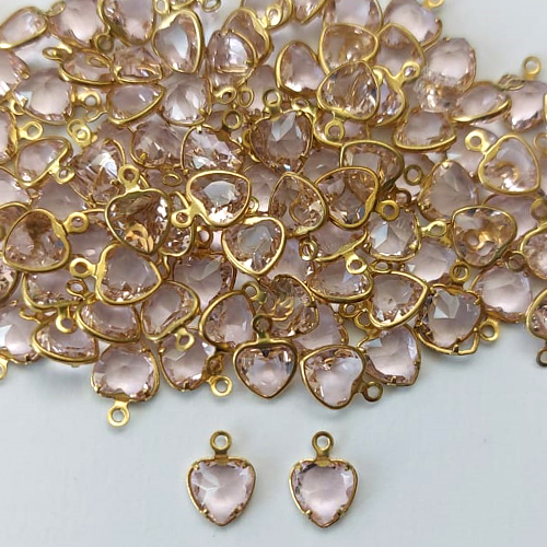 ACESSÓRIO NO BRUTO PRONTO PARA O BANHO - (POTE) PINGENTE PEQUENO CORAÇÃO 6MM ROSA - PESO TOTAL 0,5GR - COMPOSIÇÃO: LATÃO / VIDRO (VENDIDO POR UNIDADE) BRU0003370