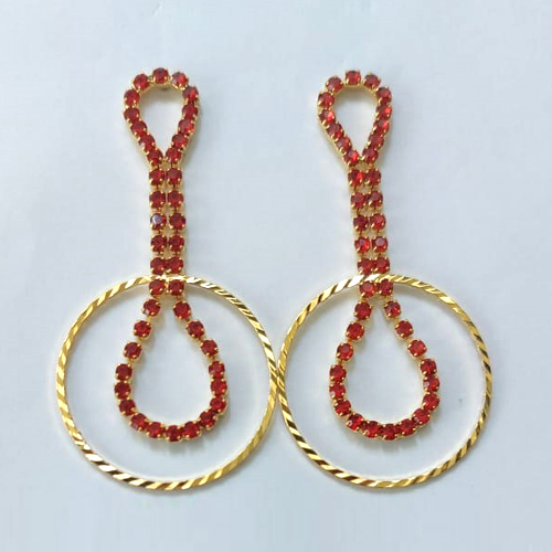 BRINCO FOLHEADO A OURO - BANHADO COM 5 MILÉSIMOS + VERNIZ DIAMOND - BRINCO DE PINO COM ZIRCÔNIAS VERMELHAS 56MM - OURO851