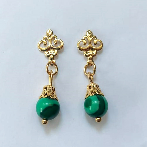 BRINCO FOLHEADO A OURO - BANHADO COM 5 MILÉSIMOS + VERNIZ DIAMOND - BRINCO DE PINO COM PINGENTE PEDRA MALAQUITA 8MM - OURO853