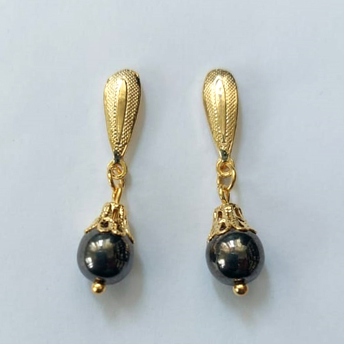 BRINCO FOLHEADO A OURO - BANHADO COM 5 MILÉSIMOS + VERNIZ DIAMOND - BRINCO DE PINO COM PINGENTE PORCELANA 8MM - OURO854