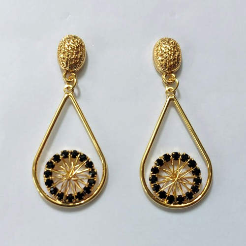 BRINCO FOLHEADO A OURO - BANHADO COM 5 MILÉSIMOS + VERNIZ DIAMOND - BRINCO DE PINO BASE OVAL COM PINGENTE GOTA VAZADA COM ZIRCÔNIAS NEGRAS 32MM - OURO855