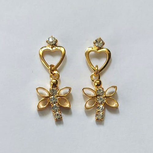 BRINCO FOLHEADO A OURO - BANHADO COM 5 MILÉSIMOS + VERNIZ DIAMOND - BRINCO DE PINO BASE CORAÇÃO VAZADO COM ZIRCÔNIA E PINGENTE BORBOLETA CRAVEJADA EM MICROS ZIRCÔNIAS 23MM - OURO856