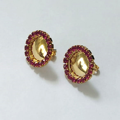 BRINCO FOLHEADO A OURO COM VERNIZ DIAMOND - BRINCO DE PINO REDONDO CRAVEJADO EM MICROS ZIRCÔNIAS ROSAS 15MM - OURO857