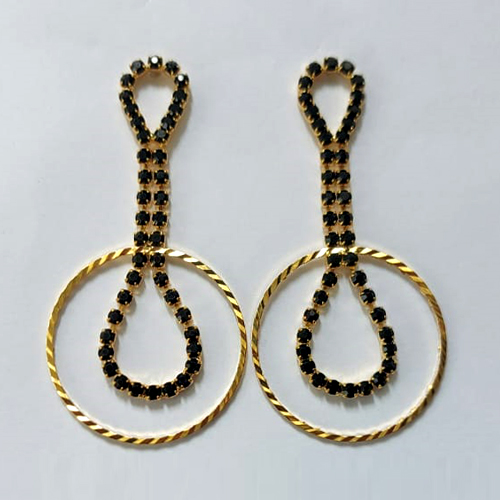 BRINCO FOLHEADO A OURO - BANHADO COM 5 MILÉSIMOS + VERNIZ DIAMOND - BRINCO DE PINO COM ZIRCÔNIAS NEGRAS 56MM - OURO858