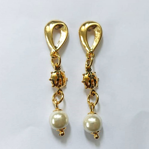 BRINCO FOLHEADO A OURO - BANHADO COM 5 MILÉSIMOS + VERNIZ DIAMOND - BRINCO DE PINO GOTA VAZADA E PINGENTE PÉROLA 35MM - OURO859