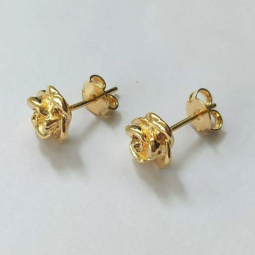 BRINCO FOLHEADO A OURO - BANHADO COM 5 MILÉSIMOS + VERNIZ DIAMOND - BRINCO DE PINO FLOR 8MM - OURO860