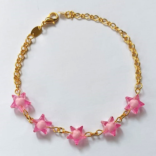 PULSEIRA FOLHEADA A OURO - BANHADO COM 5 MILÉSIMOS + VERNIZ DIAMOND - PULSEIRA COM ESTRELAS ROSAS EM ACRÍLICOS 16CM + EXTENSOR E FECHO LAGOSTA - OURO862