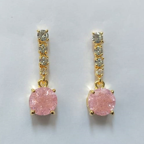 BRINCO FOLHEADO A OURO - BANHADO COM 5 MILÉSIMOS + VERNIZ DIAMOND - BRINCO DE PINO COMPRIDO COM ZIRCÔNIAS E ZIRCÔNIA FUSION ROSA 12X12MM - OURO865