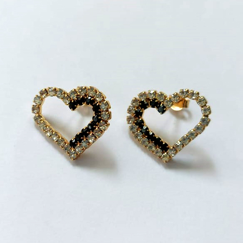 BRINCO FOLHEADO A OURO - BANHADO COM 5 MILÉSIMOS + VERNIZ DIAMOND - BRINCO DE PINO CORAÇÃO VAZADO CRAVEJADO EM MICROS ZIRCÔNIAS NEGRAS E CRISTAIS 18X21MM - OURO866