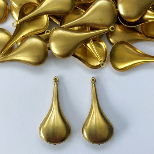 ACESSÓRIO NO BRUTO PRONTO PARA O BANHO - (318) (CX.67) PINGENTE GOTA COMPRIDA 38MM - PESO TOTAL 2,6GR - COMPOSIÇÃO: 100% LATÃO - BRU0003378